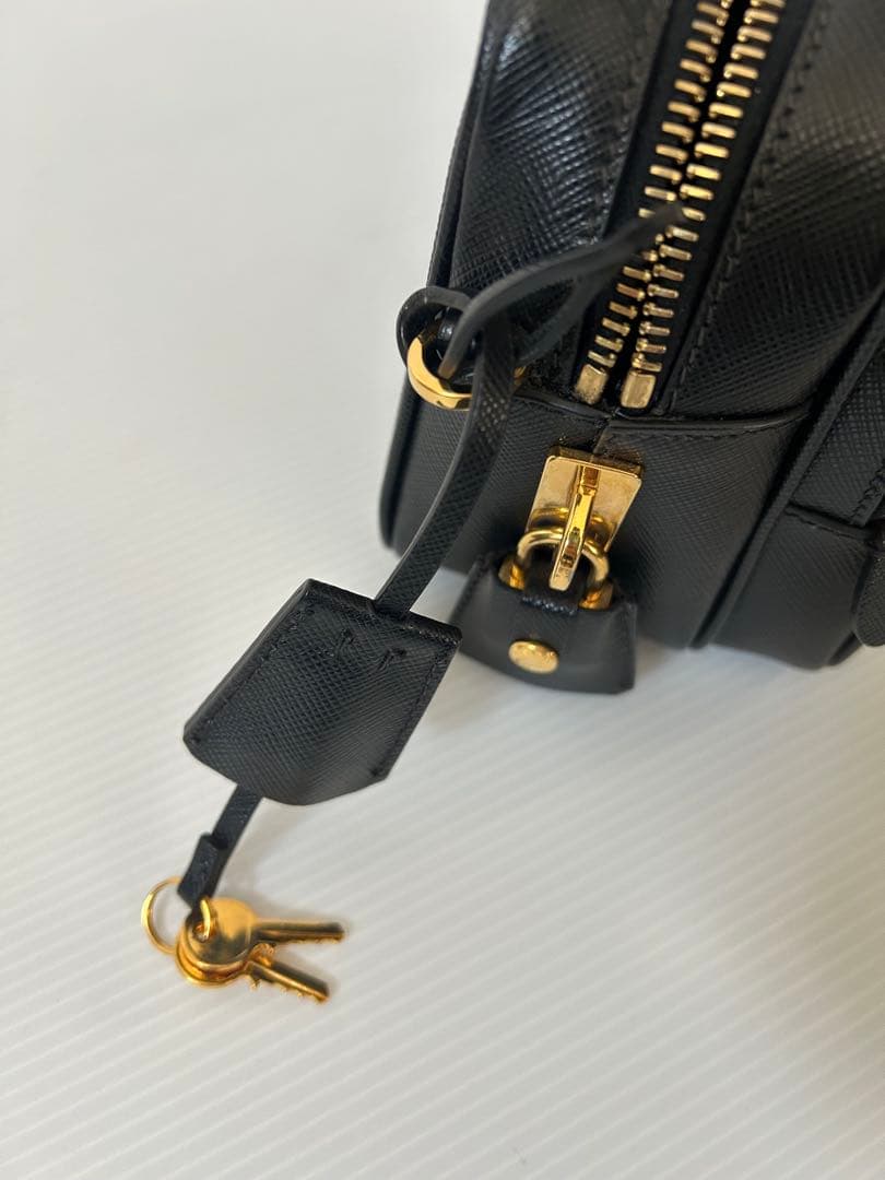 プラダ　ショルダーバッグ　ブラック　BT1010