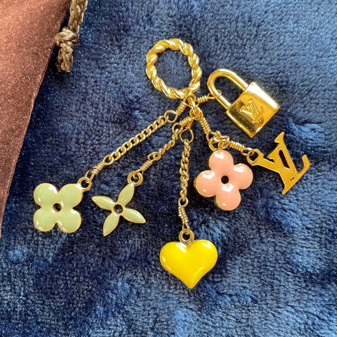 Louis Vuitton 花とハートのチャーム