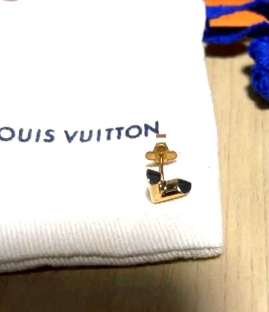 boooo！LOUIS VUITTON エッセンシャル V ピアス