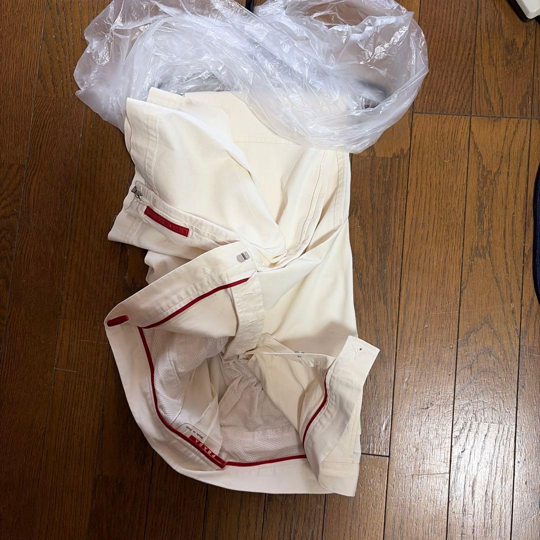 プラダホワイト スラックス 赤いライン付き