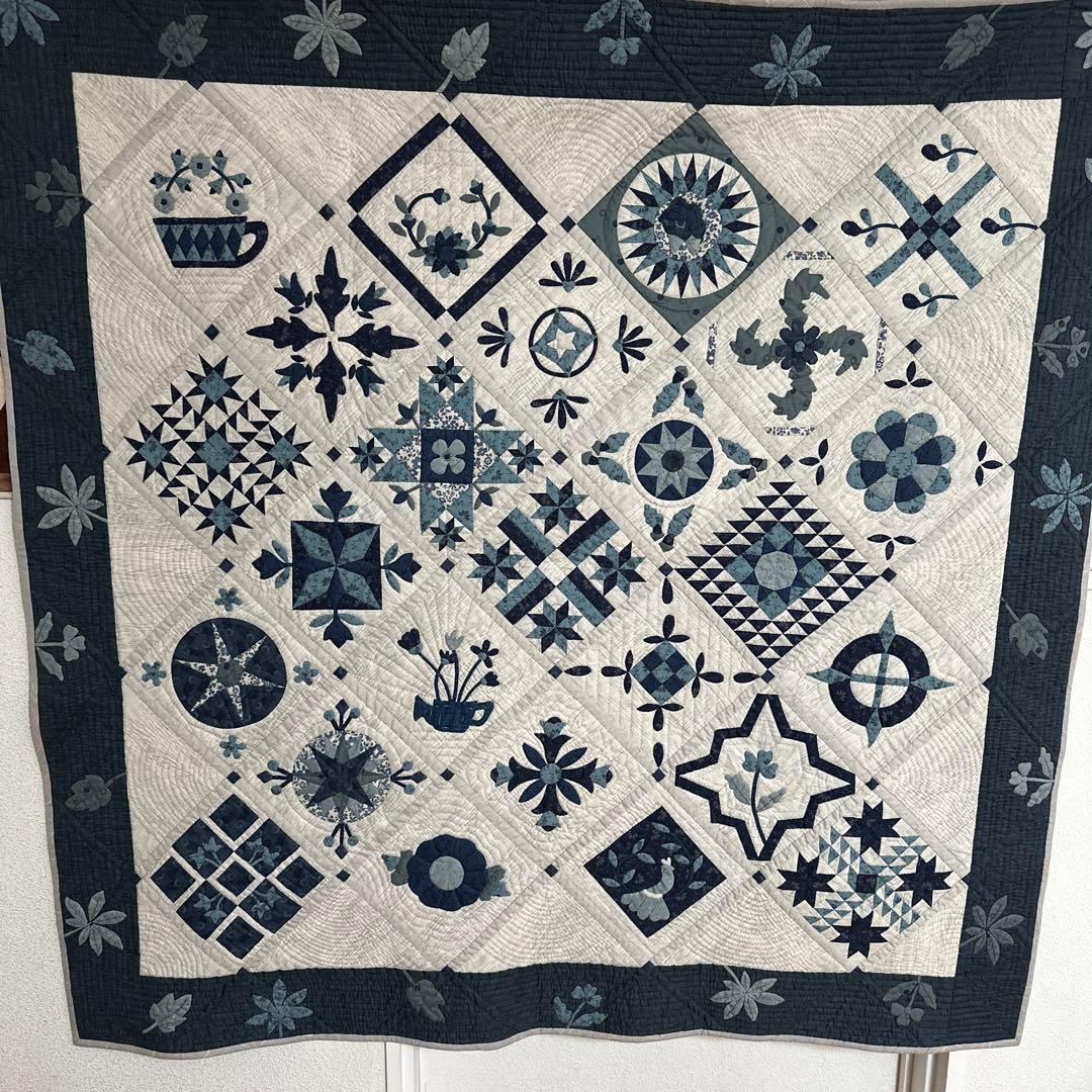 ハンドメイドパッチワークキルトのブルーのタペストリー