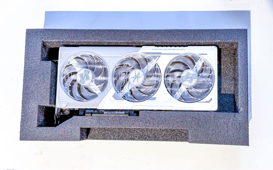 ASRock RX9070 SL 16GO Steel legend ホワイト