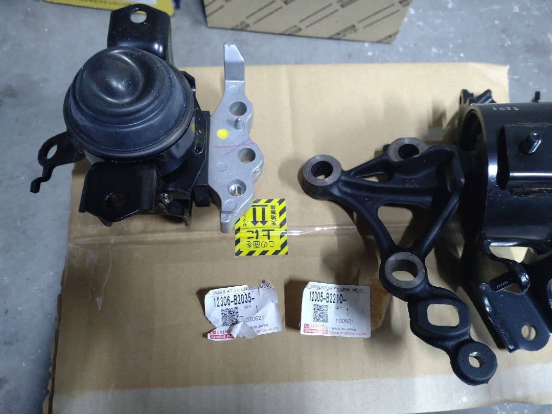 ダイハツ純正　エンジンマウント
