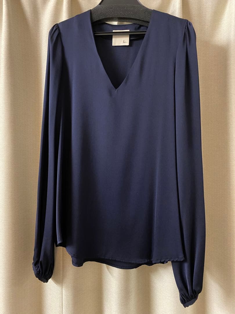 ロワン　loin. 　シルクVネックブラウス　井川遥