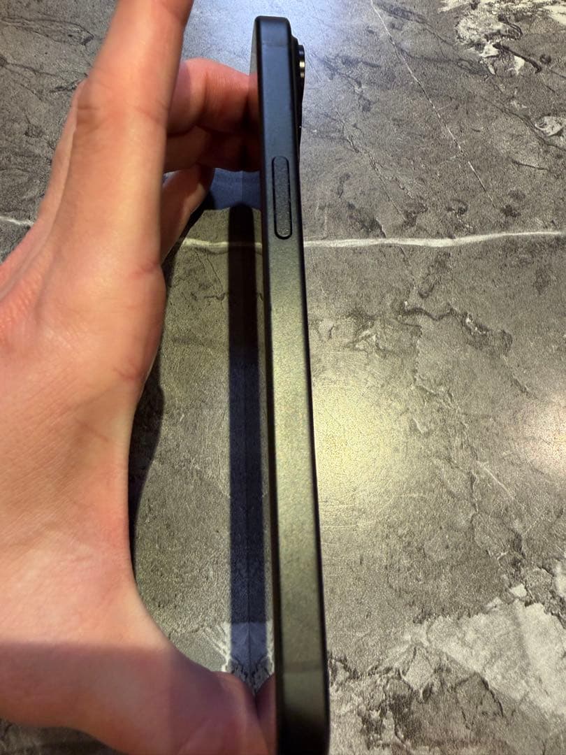 美品 Apple iPhone 15 ブラック 本体 256gb