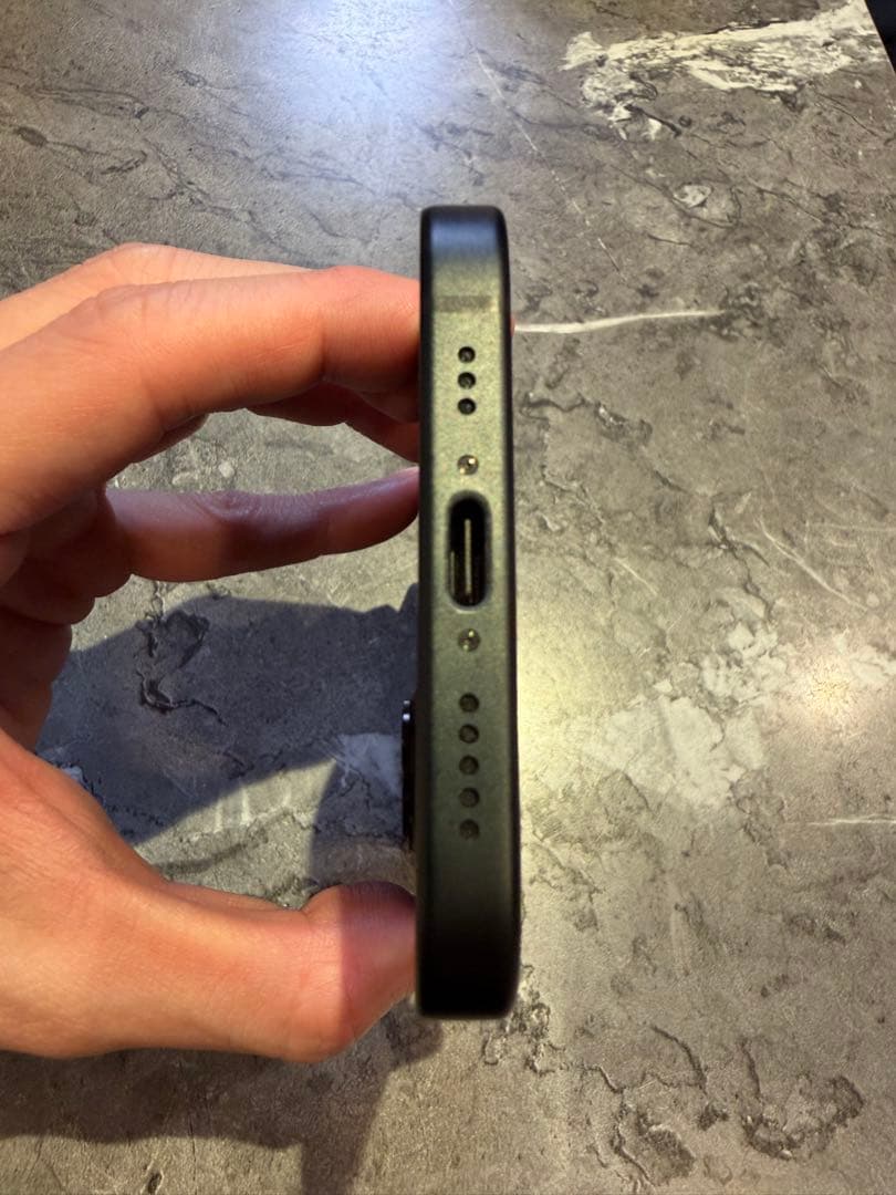 美品 Apple iPhone 15 ブラック 本体 256gb