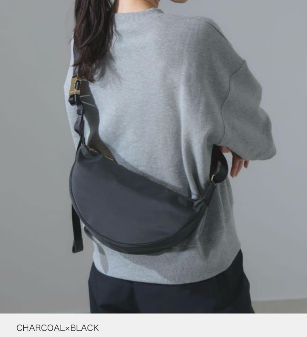 VIOLAd’ORO ナイロン ボディーバッグ　グレー