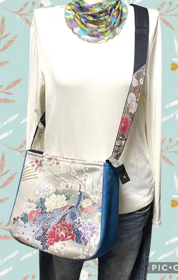 366 帯リメイク　華やかな孔雀のふっくらショルダーバッグ　匿名配送