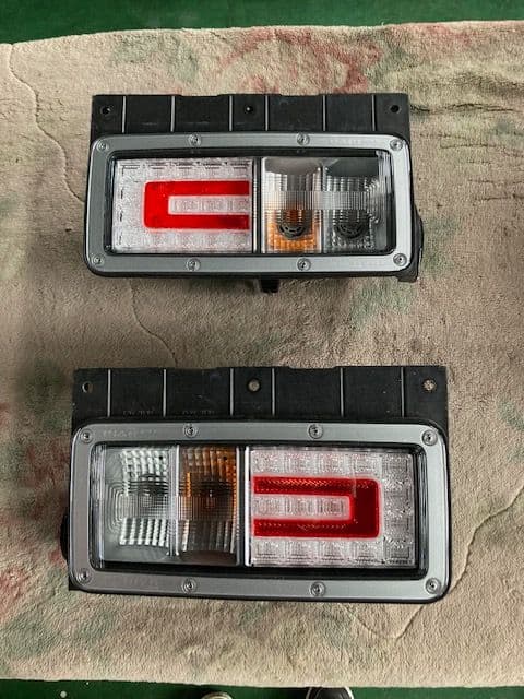 日野プロフィア純正テールランプ