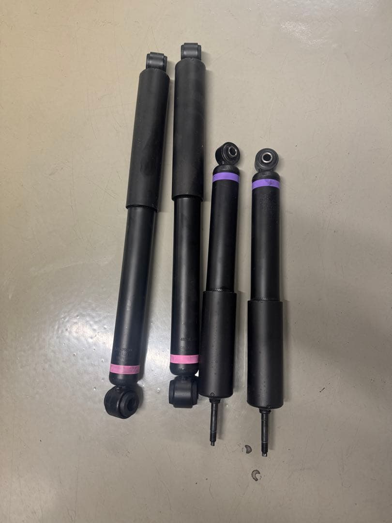 ハイエースワゴン　4WD ショックアブソーバー