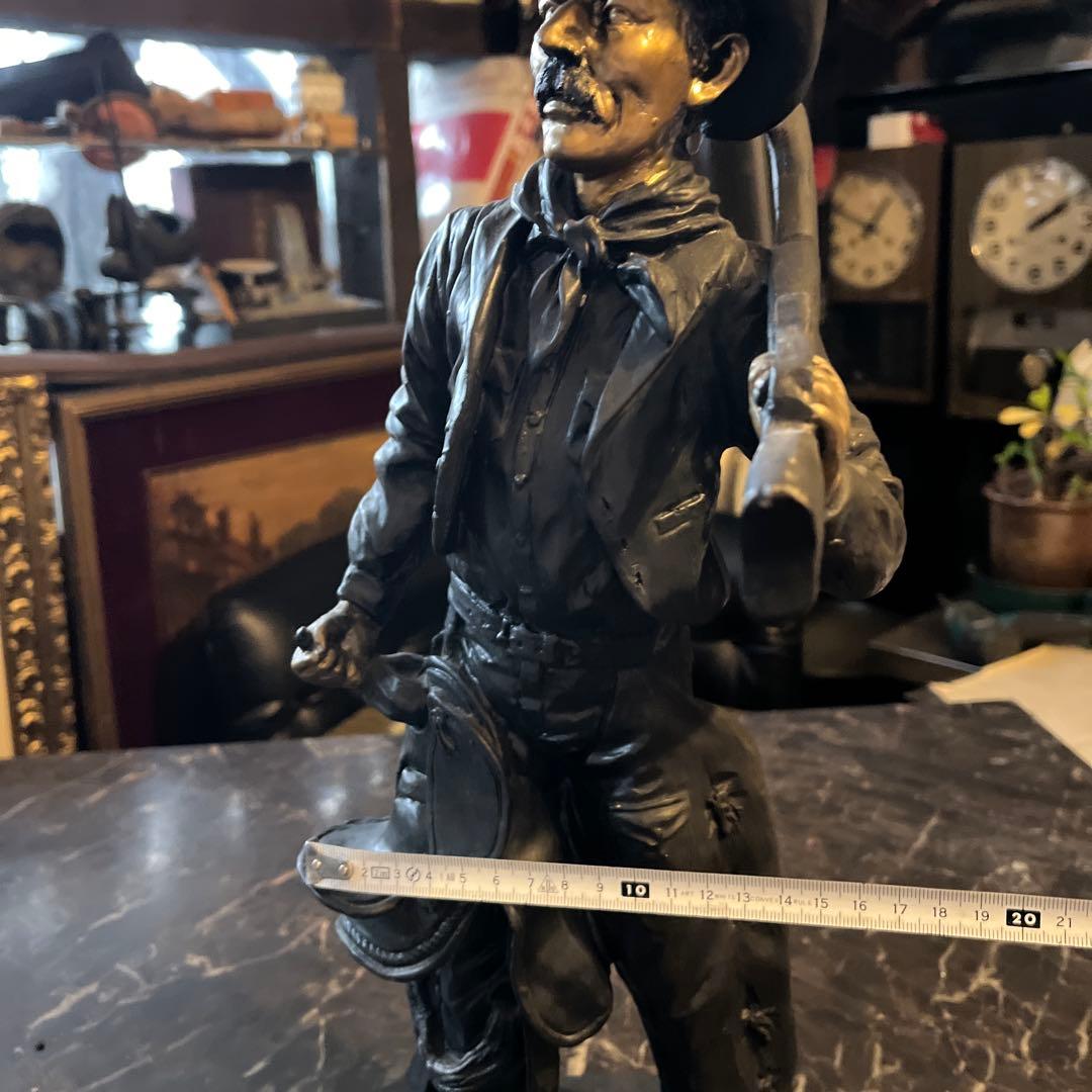 クーマンで スターチュー像 ブロンズ風 鞍とライフル銃を持ったカウボーイ