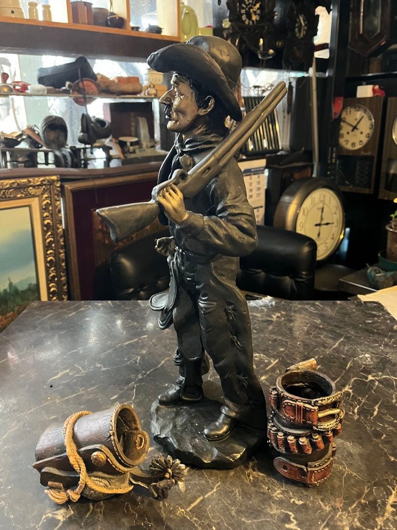 クーマンで スターチュー像 ブロンズ風 鞍とライフル銃を持ったカウボーイ