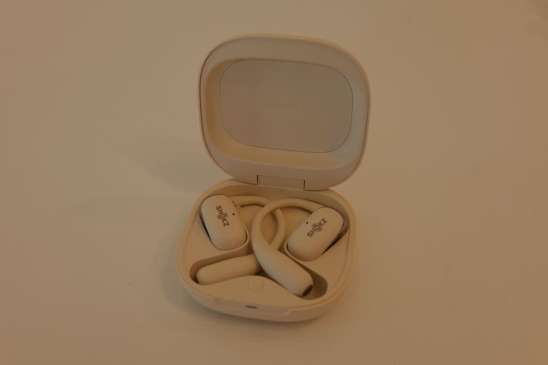 SHOKZ ワイヤレスイヤホン ベージュ　充電ケース付き