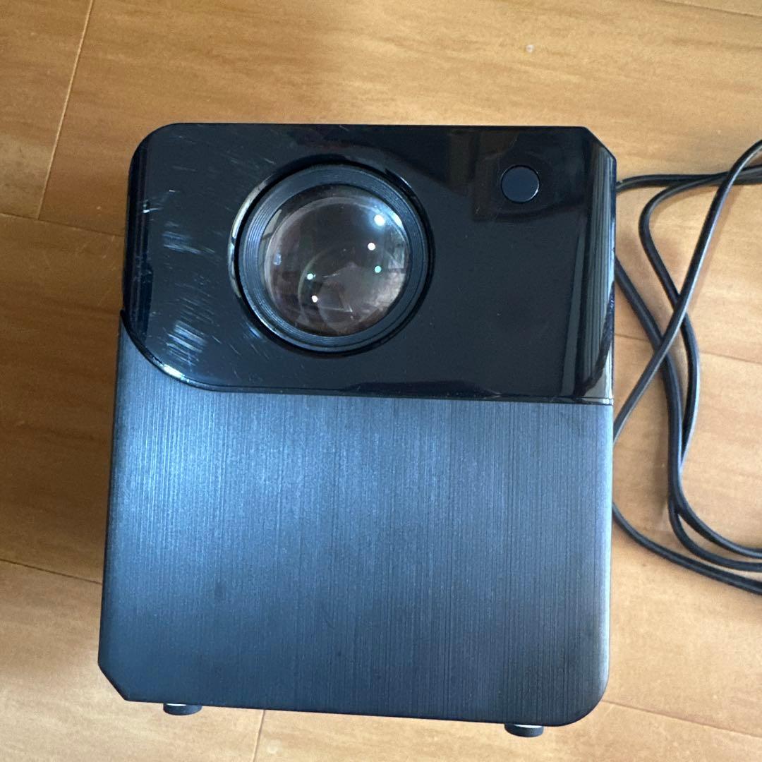 プロジェクター本体 黒と白デザイン