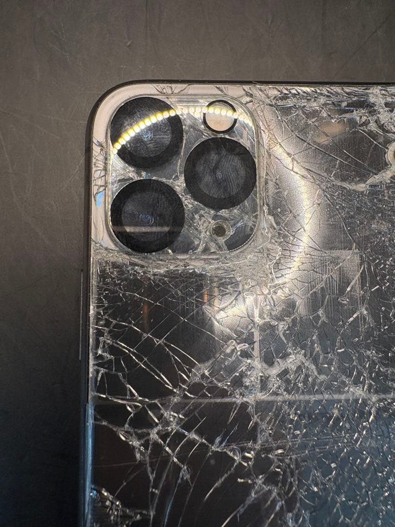 iPhone 11 Pro MAX 512GBひび割れ