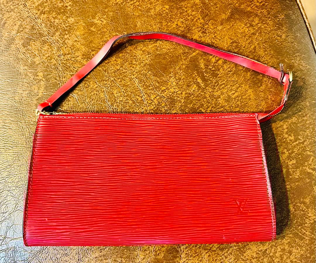 Louis Vuitton エピレザー レッドショルダーバッグ