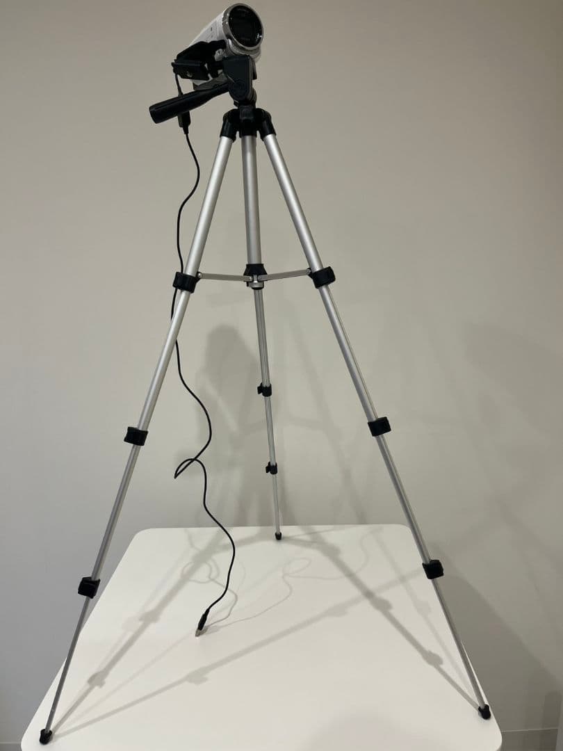 18年製　SONYビデオカメラHDR-CX680三脚付き