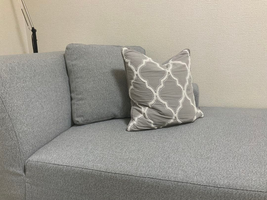 グレーのカウチソファ