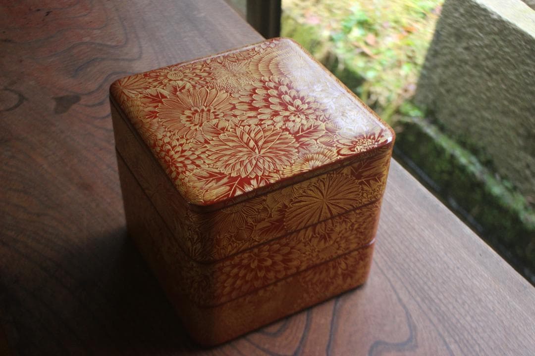 小傷あり！上質朱漆に極上菊詰沈金の映える輪島塗三段重（検重箱お重