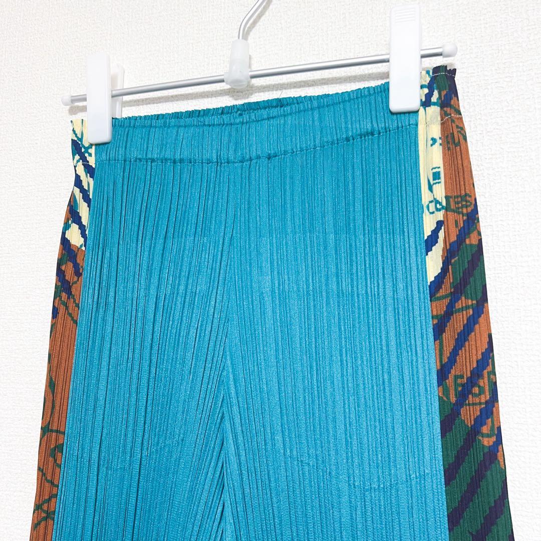 プリーツプリーズ サイドライン　パンツ　柄付き　裾フレア　ポケット　幾何学