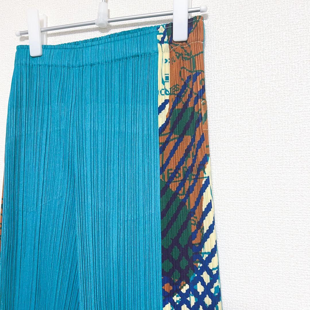 プリーツプリーズ サイドライン　パンツ　柄付き　裾フレア　ポケット　幾何学