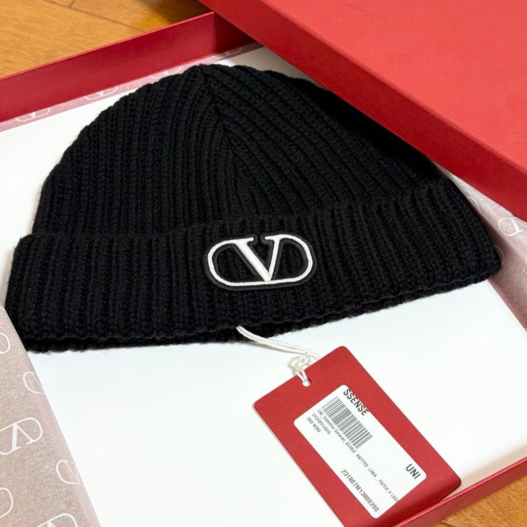 【新品】 VALENTINO ビーニー　ニット帽　黒　ブラック　ロゴ　刺繍
