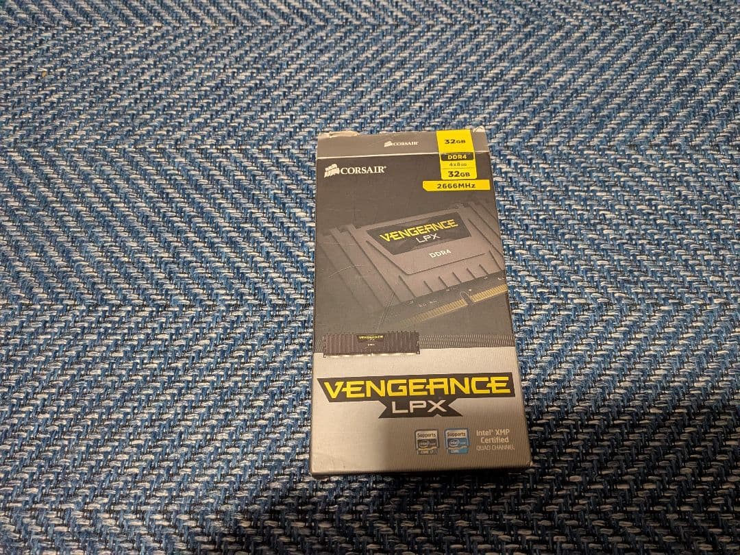 メモリー CORSAIR VENGEANCE LPXDDR4 32GB 2666MHz
