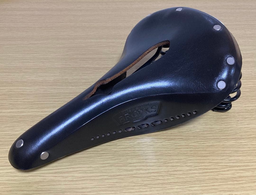 BROOKS FLYER CARVED BLACK レザーサドル