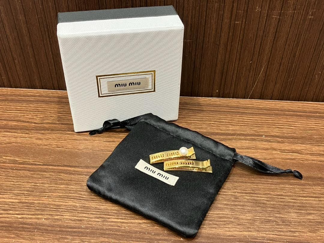 405:MIU MIU ミュウミュウ ヘアクリップ パール付 2個組エンボスロゴ