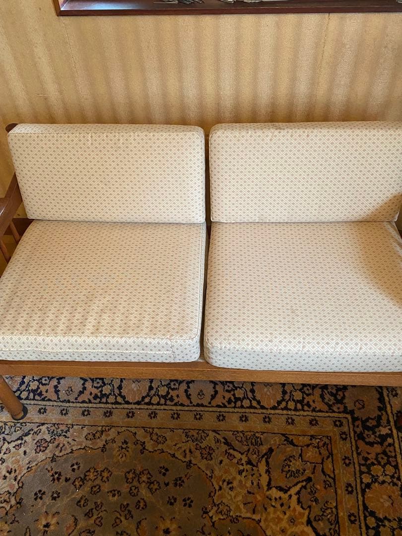 クリーム色の木製2人掛けソファ