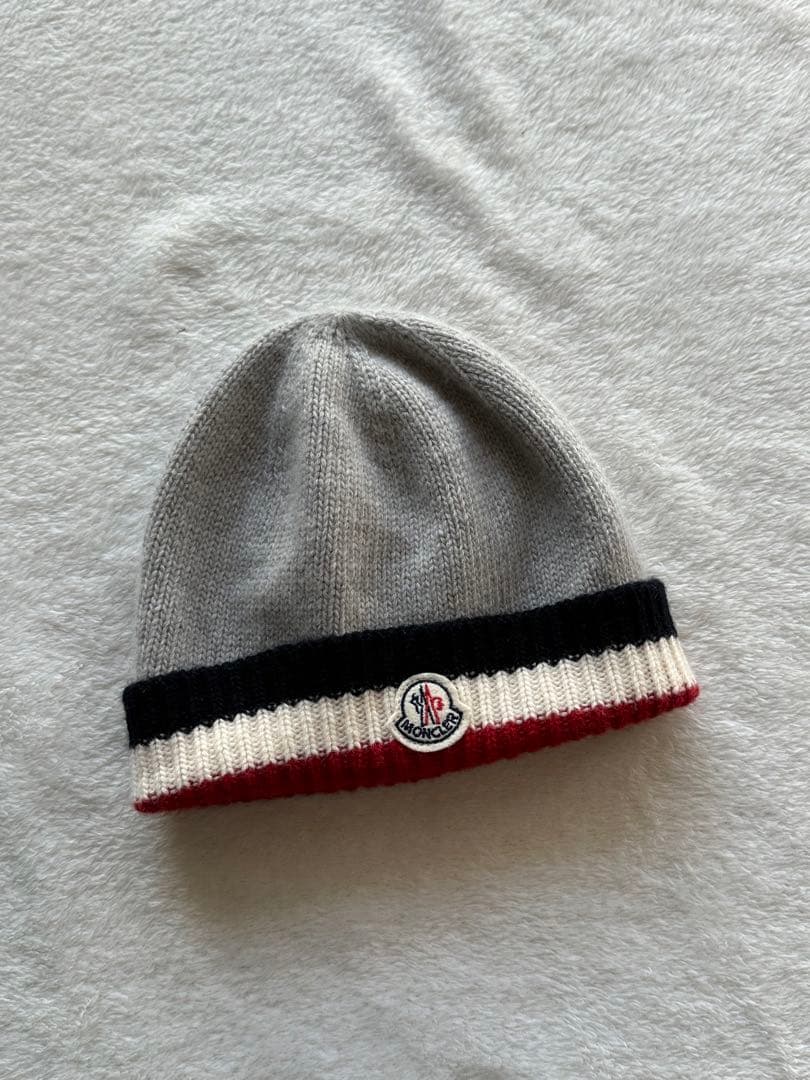 MONCLERモンクレール ニット帽 グレー ロゴワッペン ストライプ