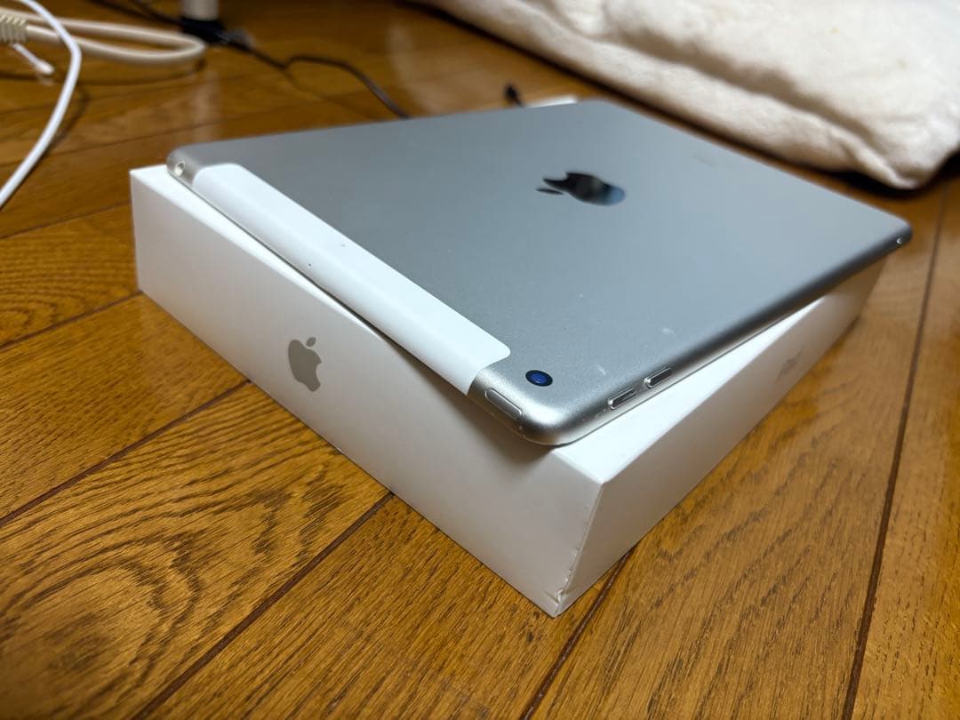 Apple iPad 第5世代32GB SIMフリーバテッリ95%