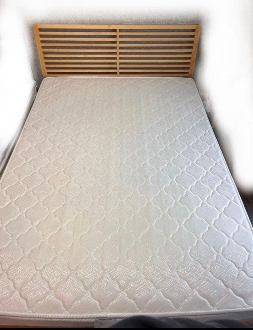 ダブルベッド　マットレス付き