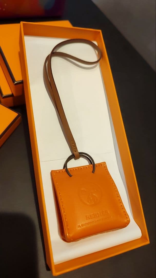 新品 HERMES エルメス サックオランジュ チャーム（オレンジ）