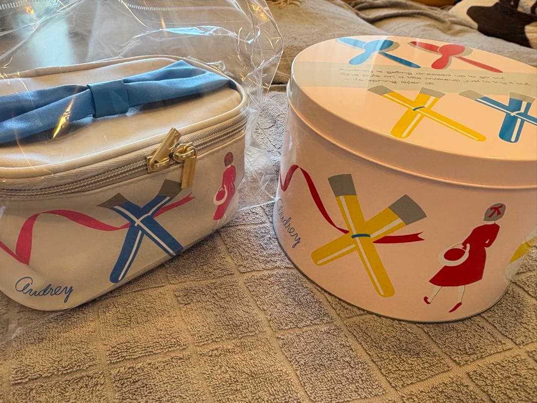 新品未開封　オードリーバニティポーチとオンライン先行デザイン缶