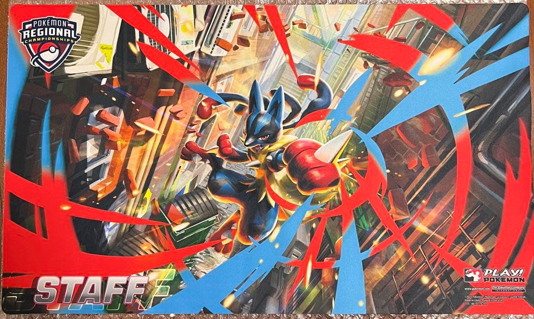 ポケモンカードゲーム　海外版　メガルカリオ　スタッフ　プレイマット