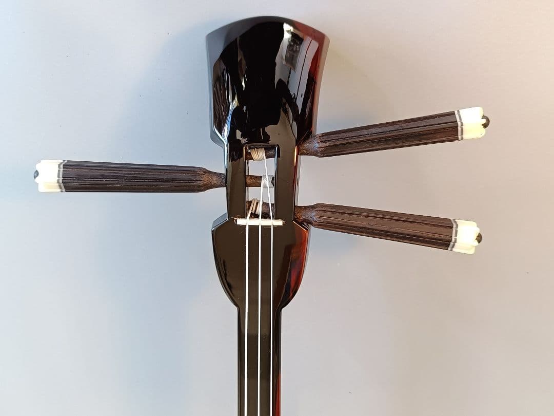 user_53e61e0e 志多伯開鐘写 名工内間直樹作 八重山黒木三線