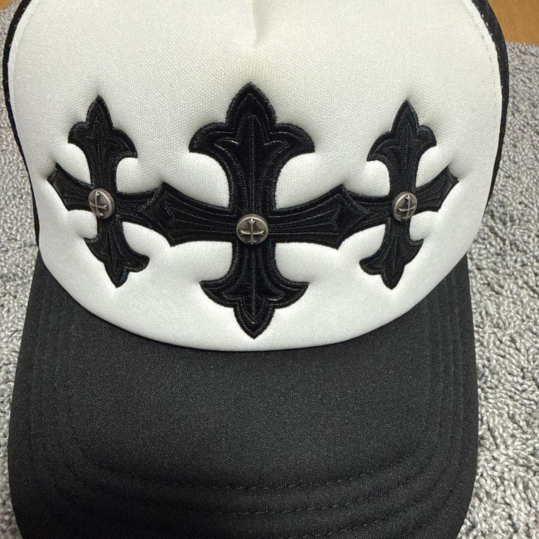 supplier クロスモチーフ刺繍トラッカーキャップ
