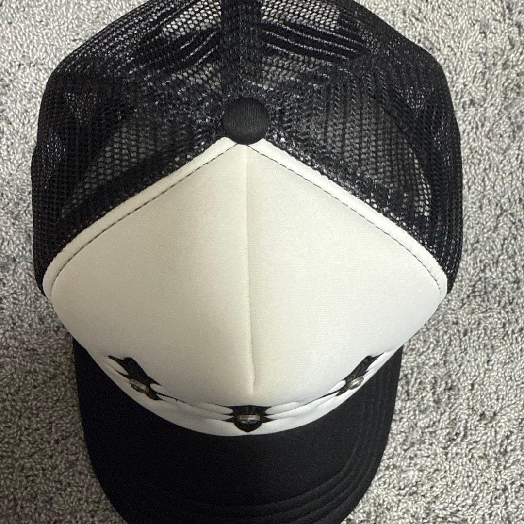 supplier クロスモチーフ刺繍トラッカーキャップ