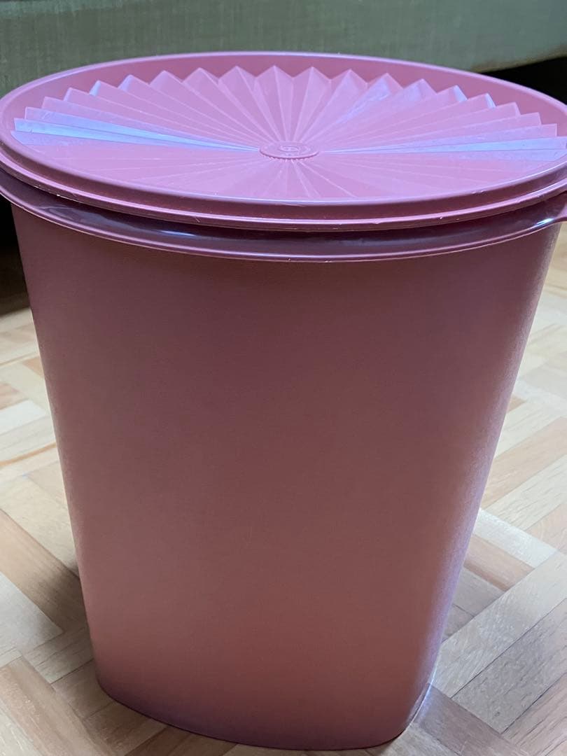 Tupperware ピンク 円形保存容器