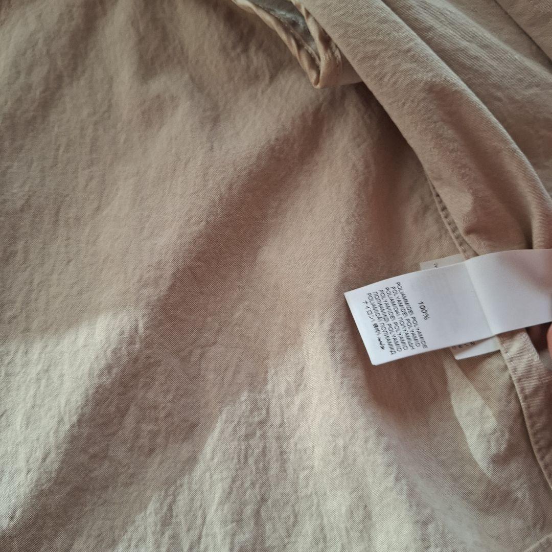 ベージュ ボタン付きショートジャケット