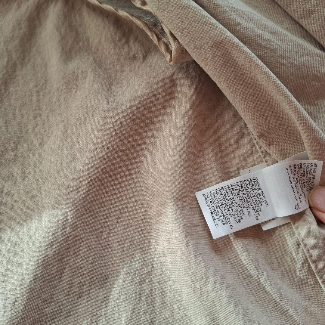 ベージュ ボタン付きショートジャケット