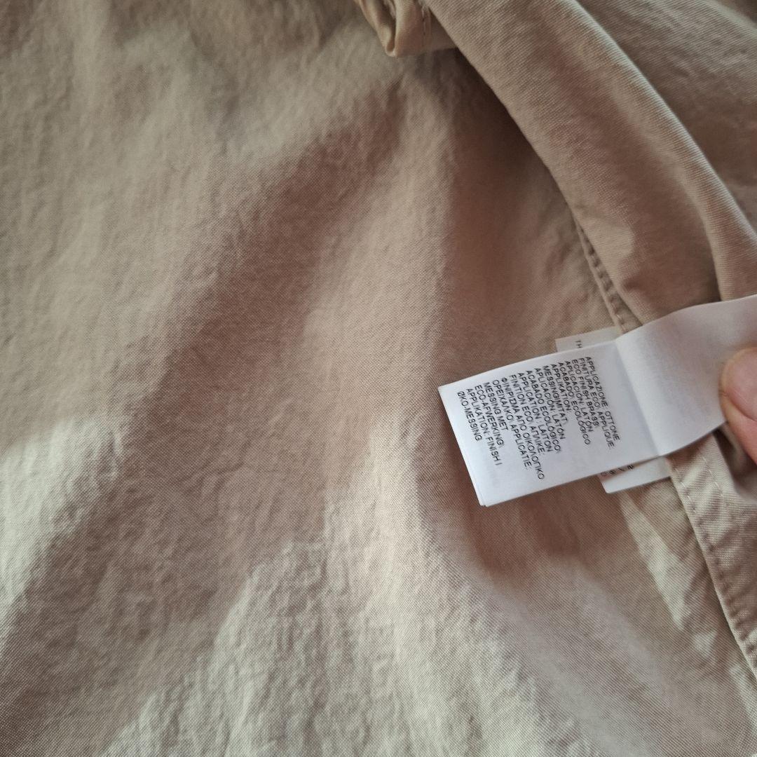 ベージュ ボタン付きショートジャケット