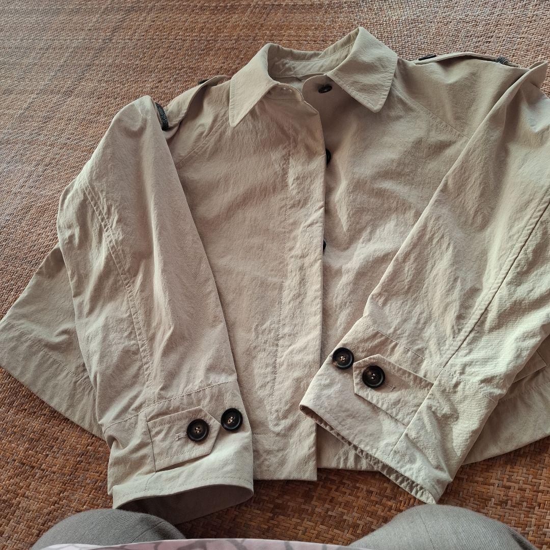 ベージュ ボタン付きショートジャケット