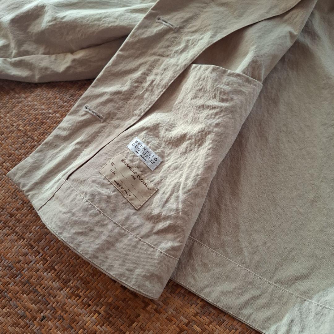 ベージュ ボタン付きショートジャケット