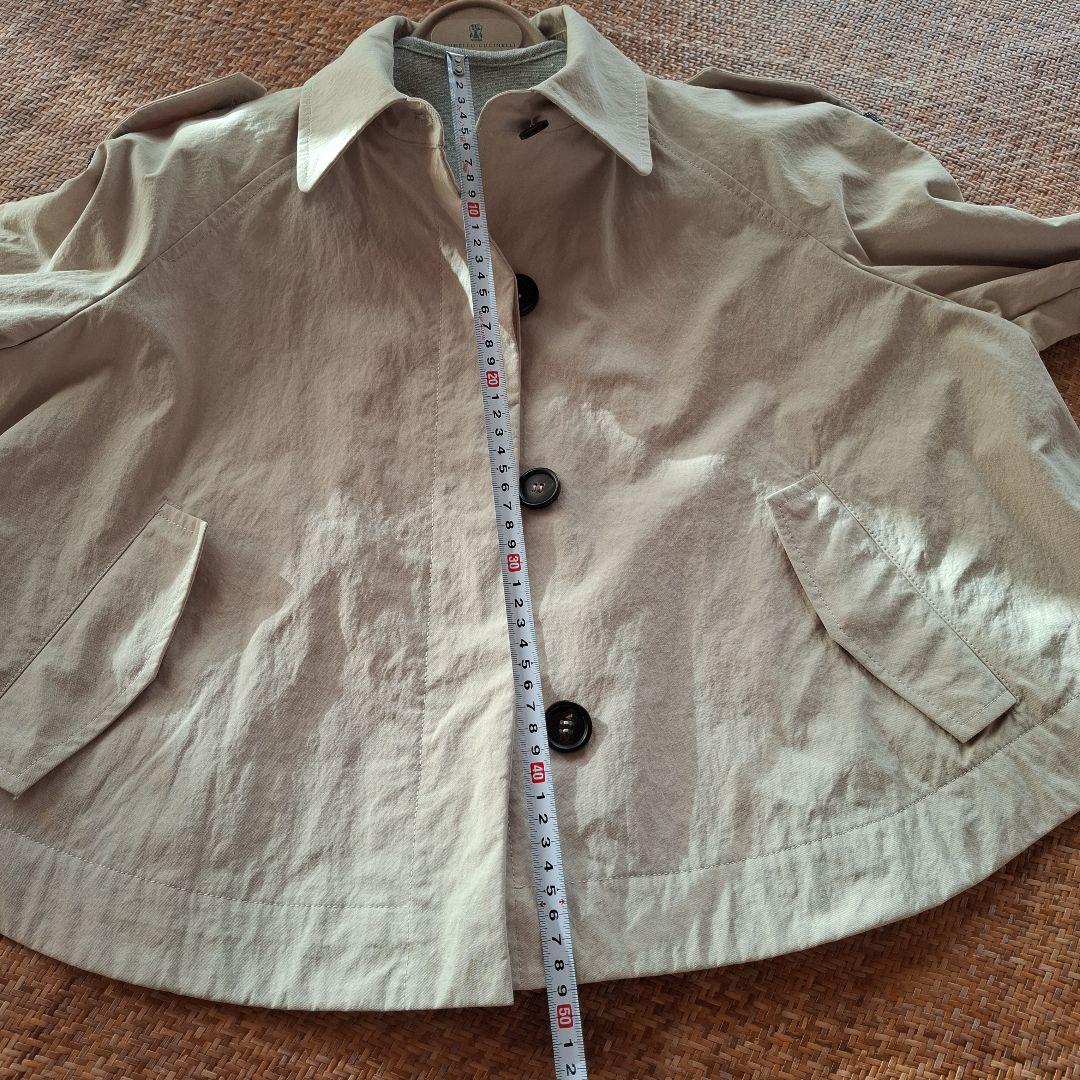ベージュ ボタン付きショートジャケット