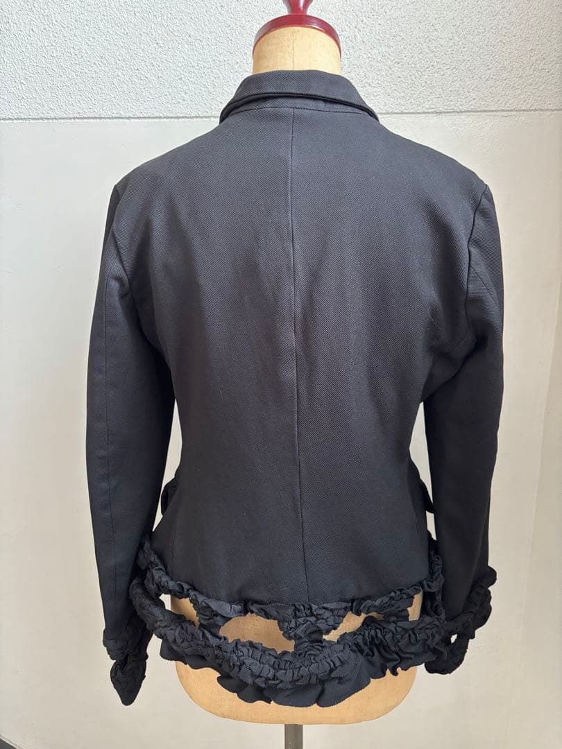 コム・デ・ギャルソン　フリル付き黒テーラードジャケット