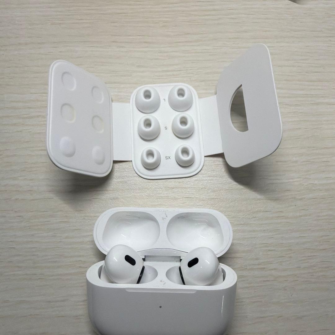 AirPods pro2本体 ホワイト 充電ケース付き　イヤーチップ新品