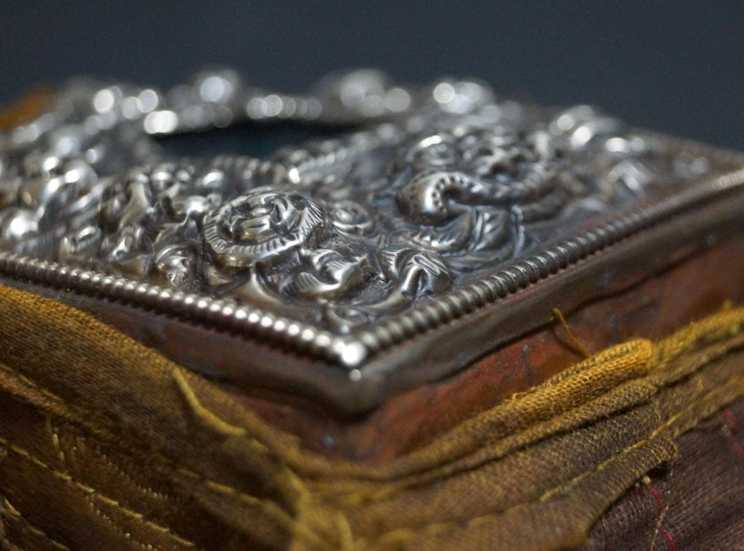 オールドチベット ガウ 携帯祭壇 『財神』仏像 窓銀製装飾手造り打出し装飾