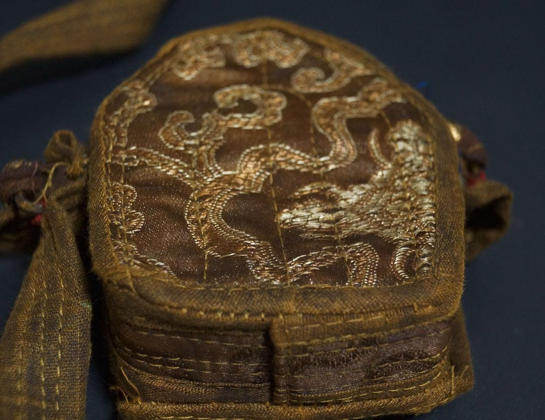 オールドチベット ガウ 携帯祭壇 『財神』仏像 窓銀製装飾手造り打出し装飾